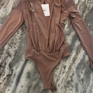 $210 NWT Nookie Dasha plunge v neck bodysuit, latte brown, Stunning! Xs